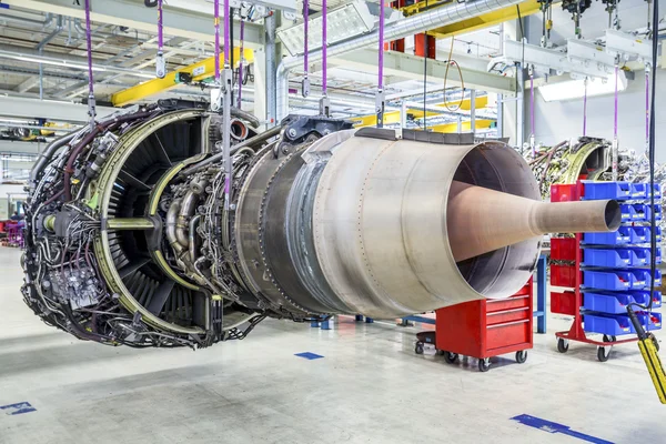 Motor de avião grande durante a manutenção — Fotografia de Stock