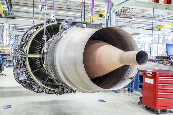 Motor de avión grande durante el mantenimiento —  Fotos de Stock