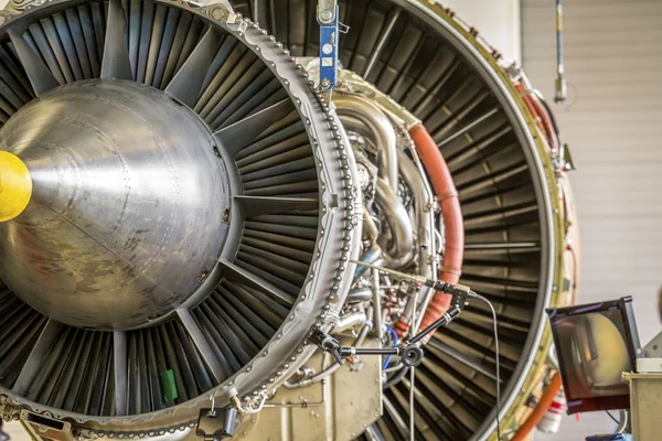 Motor de avión grande durante el mantenimiento —  Fotos de Stock