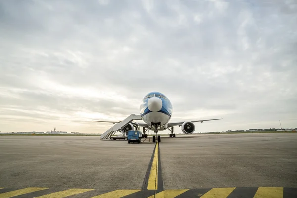 Техническое обслуживание самолета в аэропорту — стоковое фото