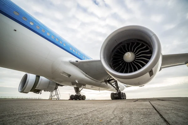 Техническое обслуживание самолета в аэропорту — стоковое фото