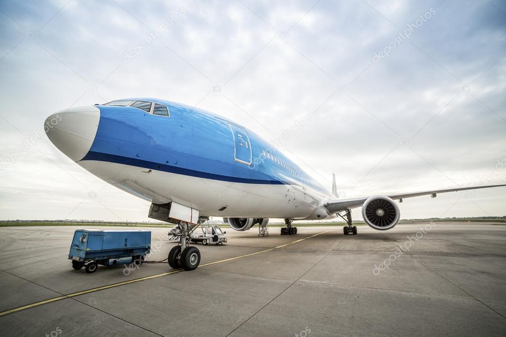 Maintenance of an airplane at the airport