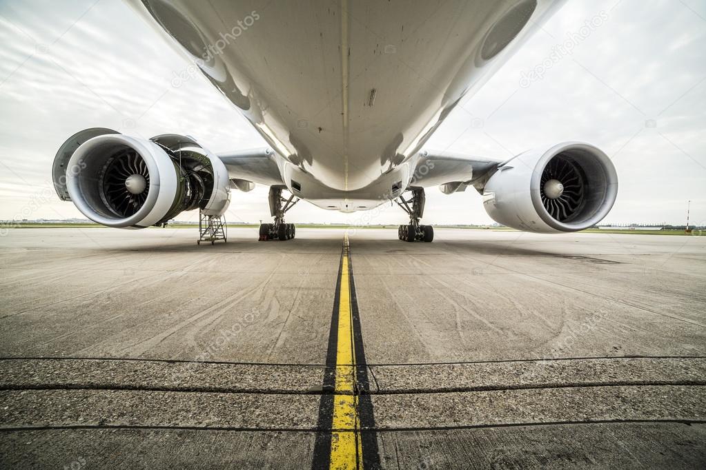 Maintenance of an airplane at the airport