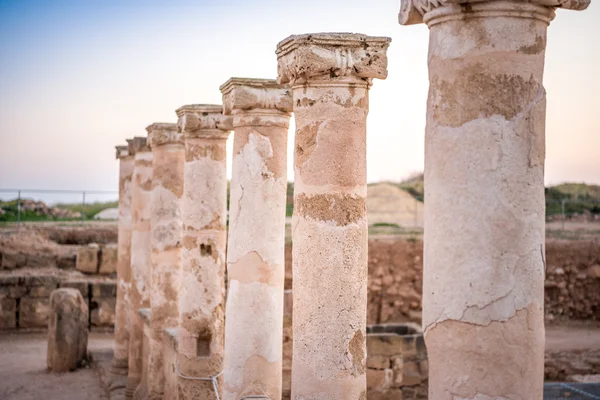 Colonnes anciennes dans le parc archéologique de Paphos, Chypre — Photo