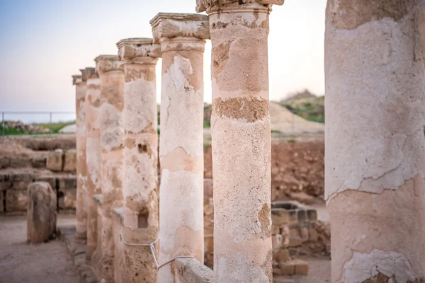 Colonnes anciennes dans le parc archéologique de Paphos, Chypre — Photo