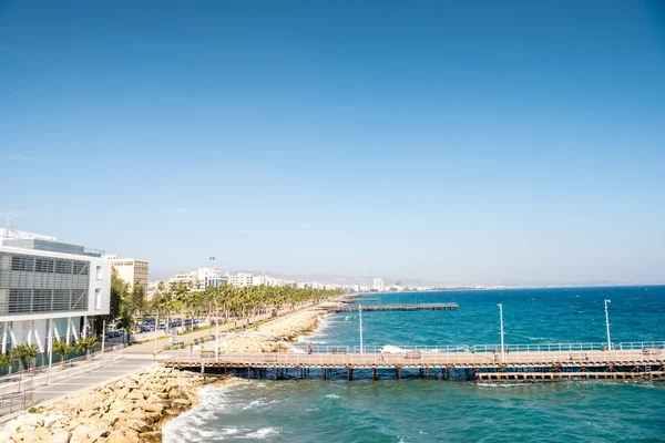 Costa de Limassol con embarcaderos, Chipre — Foto de Stock