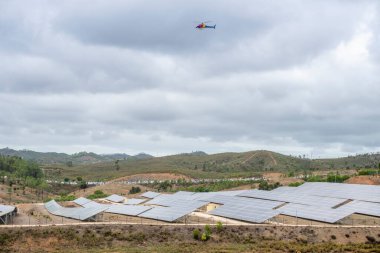 Güneş panelleri üzerinden çekim ekipmanı olan helikopter, Portekiz