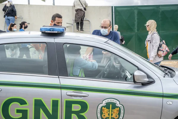 葡萄牙波蒂莫 2020年10月25日 一名男子与警察就其一级方程式赛车锦标赛的入场券发生争执 — 图库照片