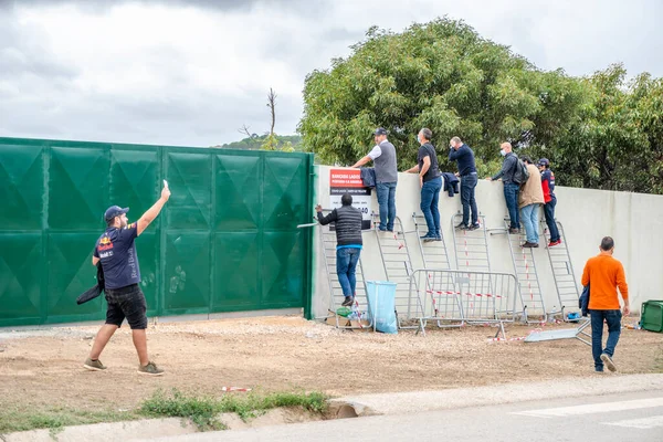 Portimao Portugalia Października 2020 Ludzie Oglądają Mistrzostwa Formuły Przez Płot — Zdjęcie stockowe