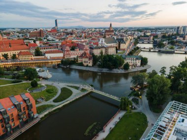 Polonya 'nın Odra nehri üzerindeki birçok adada bulunan güzel Wroclaw' ın hava manzarası
