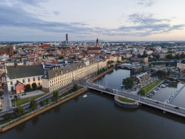 Polonya 'nın Odra nehri üzerindeki birçok adada bulunan güzel Wroclaw' ın hava manzarası