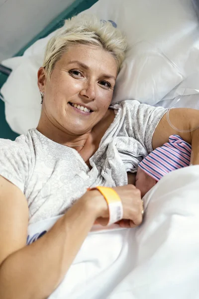 Нова Мати Доглядає Свого Новонародженого Маленького Хлопчика Лікарняному Ліжку — стокове фото