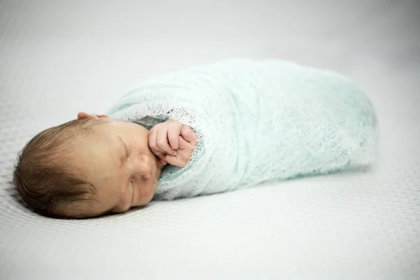 천으로 감싸진 잠자고 귀여운 갓난아이 — 스톡 사진