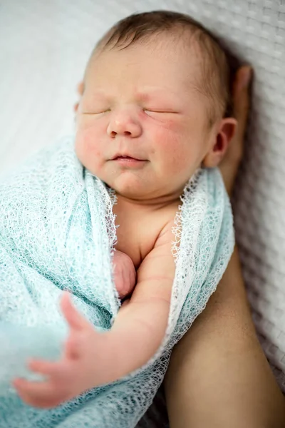 Aranyos Alvó Újszülött Fiú Kék Ruhában Anyai Kézen Fekve — Stock Fotó