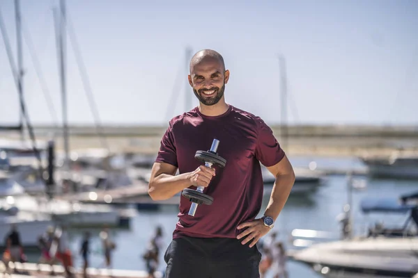 Portret Van Mens Met Gewichten Buiten Aan Zee — Stockfoto