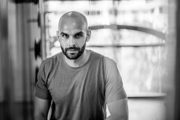 Jeune Homme Sueur Reposant Entre Les Séances Entraînement Salle Gym — Photo