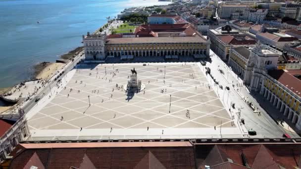Famous square by Tagus river bank called Praca do Comercio, Lisbon, capital city of Portugal, Europe — Stockvideo
