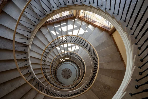 Красивая Извилистая Лестница Старом Жилом Доме Варшаве Польша — стоковое фото