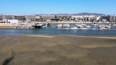 Olhao de Restauracao, Algarve, Portekiz 'deki marina ve modern mimarinin havadan görünüşü