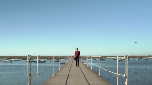 Rıhtımda Yürüyen Fotoğraf Çeken Hamile Kadın Faro Portekiz — Stok video