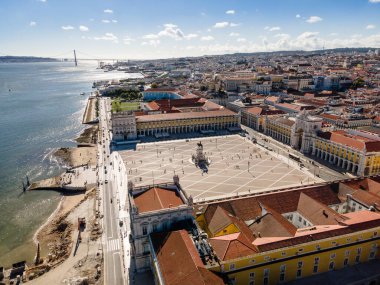 Lizbon 'un merkezindeki ticaret meydanının adı Praca do Comercio, Portekiz