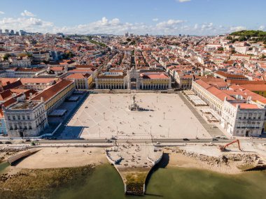 Lizbon 'un merkezindeki ticaret meydanının adı Praca do Comercio, Portekiz