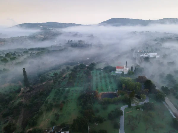 ポルトガルアルガルヴェ州ファロ地区エストイの隣に霧と丘を持つ農村風景 — ストック写真