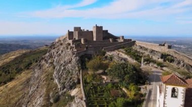 Alentejo, Portekiz 'de yüksek bir kayanın üzerinde kalesi olan Marvao' nun havadan görünüşü.