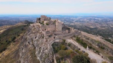 Alentejo, Portekiz 'de yüksek bir kayanın üzerinde kalesi olan Marvao' nun havadan görünüşü.