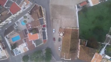 Estoi, Algarve, Portekiz 'de kilisesi olan ana meydanın havadan görünüşü