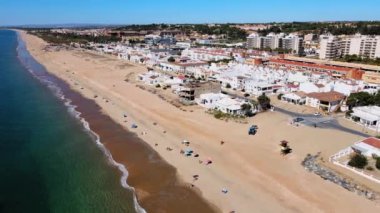 Islantilla, Endülüs ve İspanya 'nın tatil beldeleriyle dolu deniz kenarı manzarası