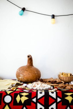 Angola 'dan gelen lezzetli tatlı çeşitleri Afrika kumaşıyla kaplı bir masada.