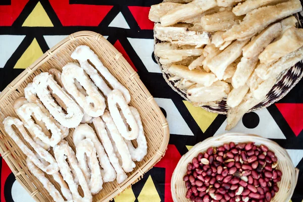 Varietà Delizioso Dessert Angolano Tavolo Ricoperto Tessuto Africano — Foto Stock