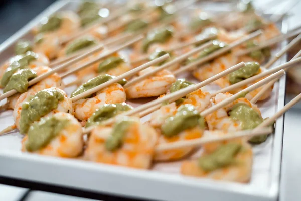 Garnalen Met Avocado Pasta Stokjes Geserveerd Als Voorgerecht — Stockfoto