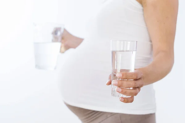 Mujer Embarazada Sosteniendo Vaso Lleno Agua Frasco Sobre Fondo Blanco — Foto de Stock