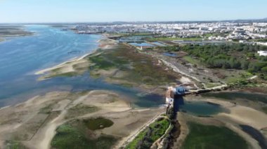 Doğal park, tuz tavaları ve beyaz kasaba Olhao, Algarve, Portekiz