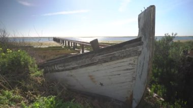 Ria Formosa 'da eski ahşap tekne ve iskele. Doğal Park, Algarve, Portekiz.