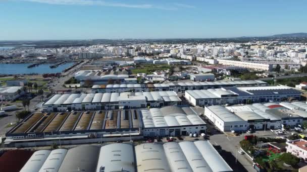 Letecký pohled na tradiční městskou a průmyslovou zónu Olhao, Algarve, Portugalsko — Stock video