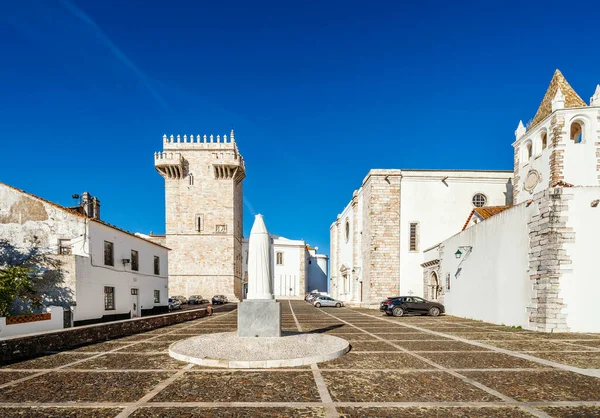 Plaza Histórica Con Castillo Iglesias Monumento Reina Isabel Estremoz Prtugal —  Fotos de Stock