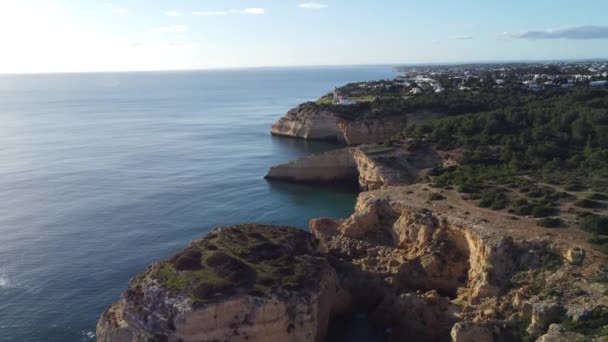 Historischer Leuchtturm an der Küste der Algarve in Carvoeiro, Portugal — Stockvideo