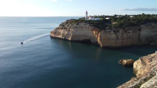 Portekiz, Carvoeiro 'daki Algarve kıyısındaki tarihi deniz feneri. — Stok video