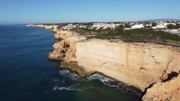 Dřevěná stezka u útesů v Carvoeiru, Algarve, Portugalsko — Stock video