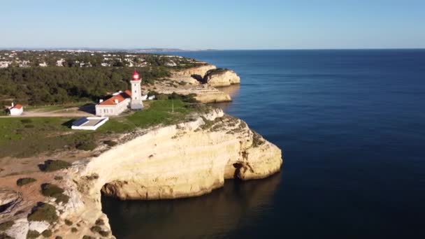 Ιστορικός φάρος κοντά στις ακτές του Algarve, Carvoeiro, Πορτογαλία — Αρχείο Βίντεο