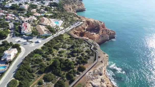 ポルトガル、アルガルヴェ、カルボエイロ付近の大西洋岸の崖による木製の道路 — ストック動画