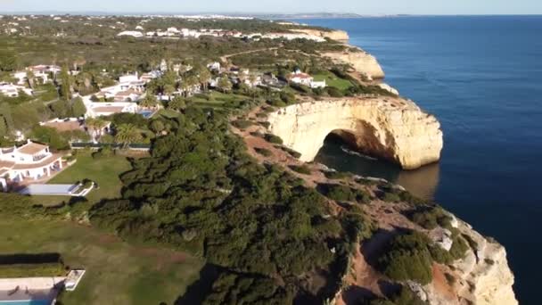 Cliffy coast of Algarve in Carvoeiro, Πορτογαλία — Αρχείο Βίντεο