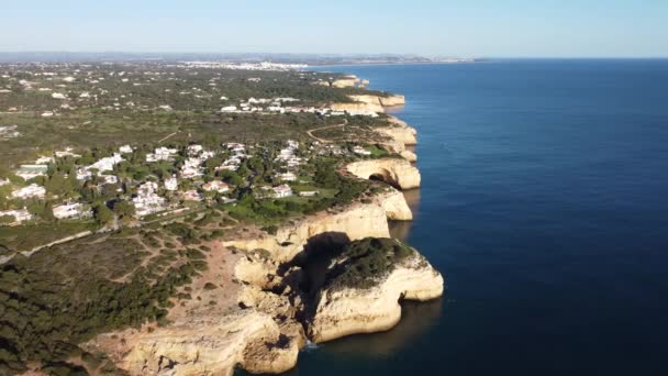 Portekiz, Carvoeiro 'daki Algarve' nin Cliffy kıyısında. — Stok video
