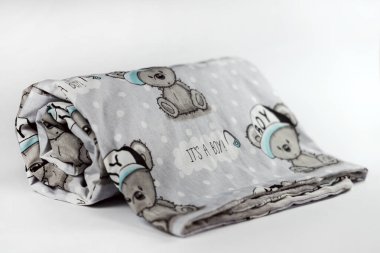 Tatlı ve şirin gri bir bebek battaniyesi. Bir erkek. 