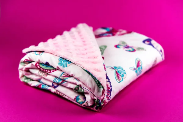 Cobertor Bebê Rosa Doce Bonito Com Padrão Borboleta Isolado Fundo — Fotografia de Stock