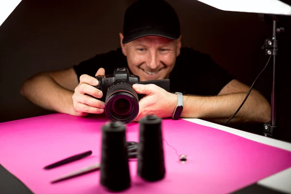 Fotograf Tar Ett Foto Svart Skrädderi Tillbehör Studion — Stockfoto