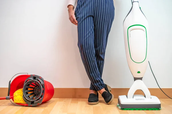 Woman Prefers Modern Electric Mop Combined Vacuum Cleaner Old Bucket — Stock Photo, Image